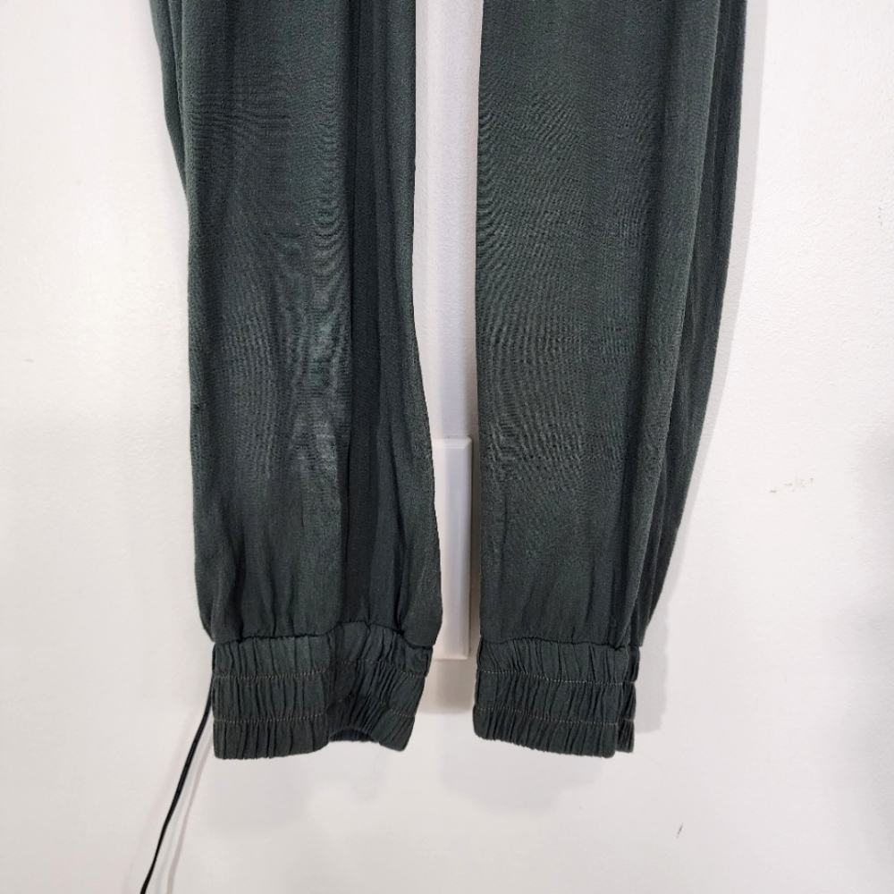 Monrow CREPE LONG SLEEVE JOGGER JUMPSUIT IN CAMO - Picture 5 of 15